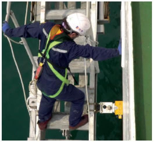 사진= 파일럿보트와 선박 연결 고정장치(㈜코리아오션텍 제공)